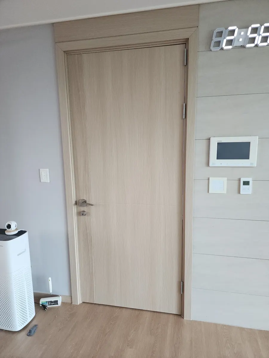 방문 여는 방향 교체 — 거실 쪽에 경첩이 보이는 문