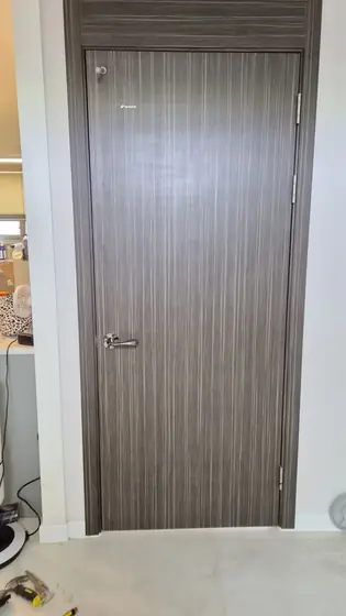 방문 열림 방향 바꾸기 — 거실 쪽에 경첩이 보이는 문
