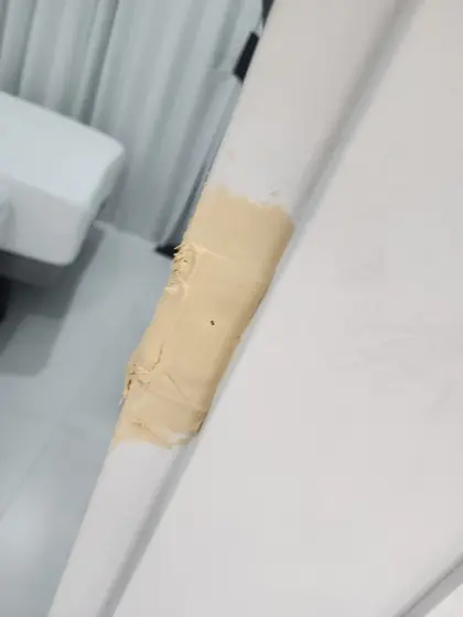 문 열림 방향 변경 — 퍼티로 메운 문틀