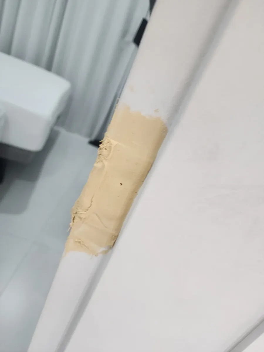 문 열림 방향 변경 — 퍼티로 메운 문틀
