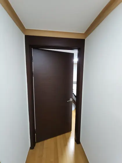 문 여는 방향 바꾸기 — 방 안쪽으로 열리는 문