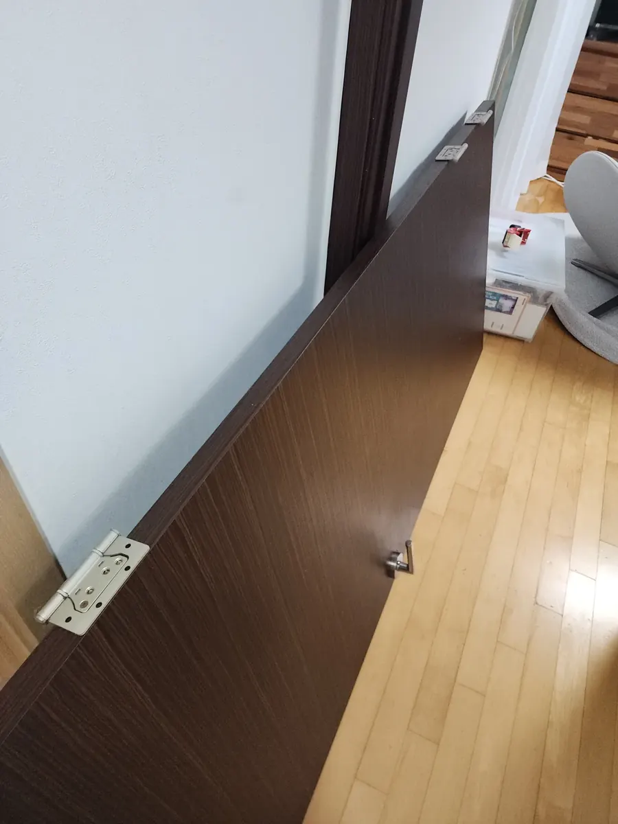 문 여는 방향 바꾸기 — 떼어 낸 문짝과 경첩
